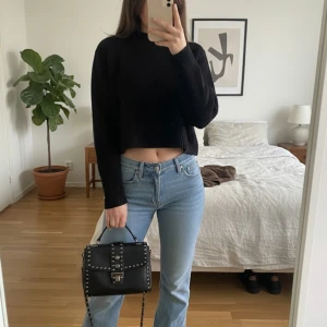 Svart stickad tröja Guess - Svart stickad tröja från Guess, vet tyvärr inte storleken vi skulle gissa på XS 💕