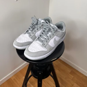 Nike Dunk Low vit/grå sneakers - Storlek 45.5. 