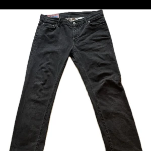 Acne Studios jeans ”Blå konst” 31/32 - Svarta jeans från Acne Studios, modell North Used, Blå konst. Jeansen är slim fit och i storlek W31 L32. Jeansen är i bra skick utan defekter. Om du har någon i fråga så är det bara att ställa.