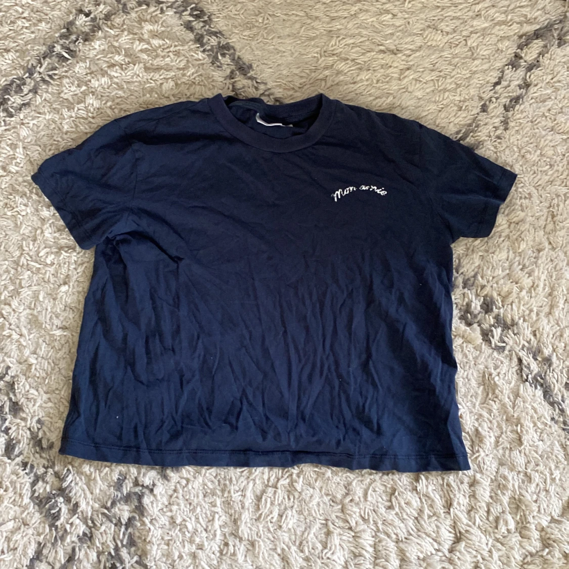 Mörkblå t-shirt med broderad text