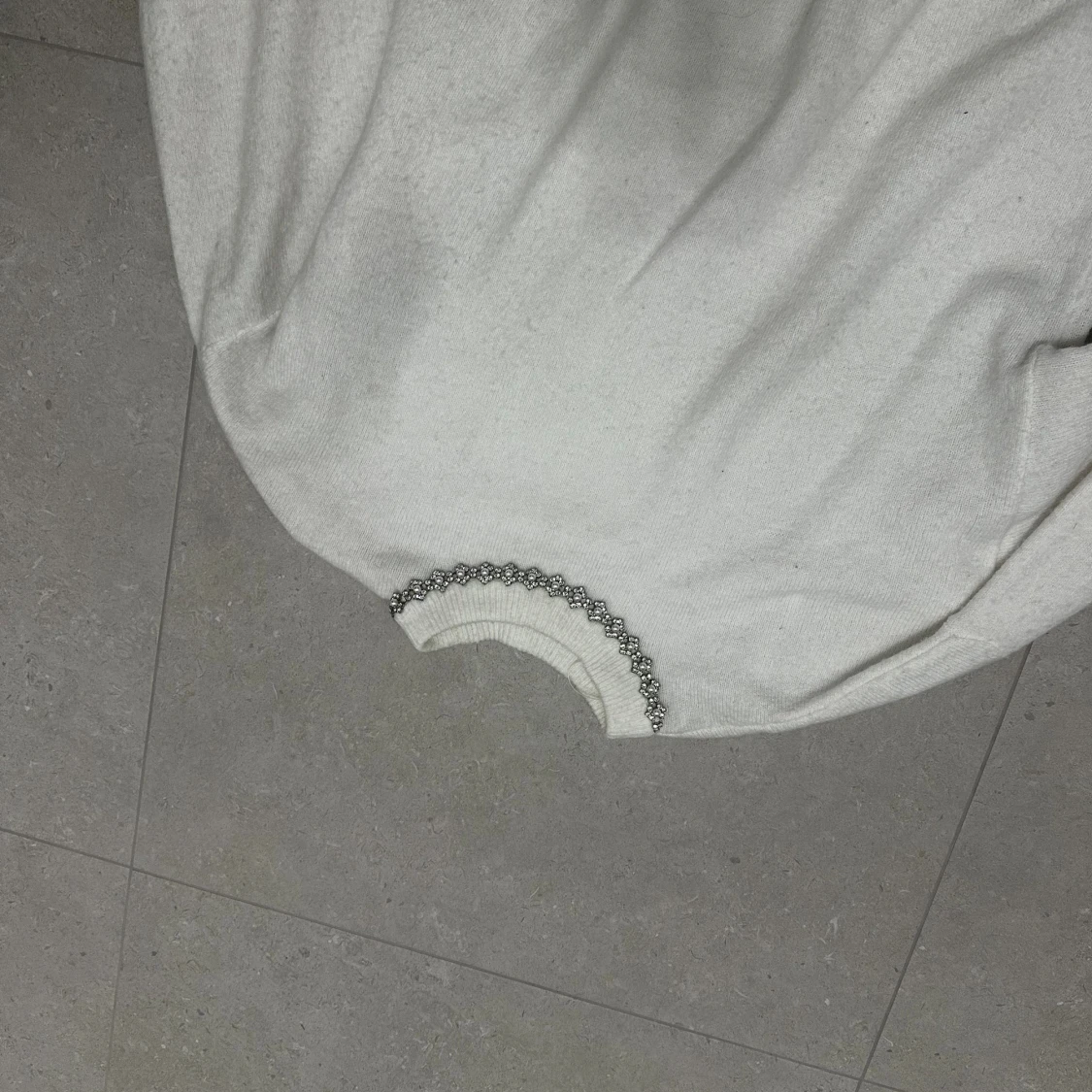 Vit stickad tröja med pärldetaljer - 1