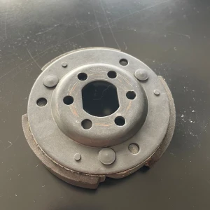 Polini speed clutch - Polini centrifugal clutch för scooter eller moped. Robust konstruktion med tre armar, synligt märke och modell. Viss yttre slitage och mindre rostfläckar, men i fullt fungerande skick. Passar till flera modeller och är idealisk för dig som vill uppgradera eller byta ut din befintliga koppling.