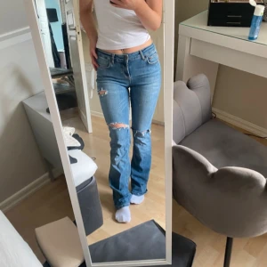 Bootcut jeans - Säljer ett par jättefina bootcut jeans från Zara. De är i bra skick men har lite slitningar längst ner💞