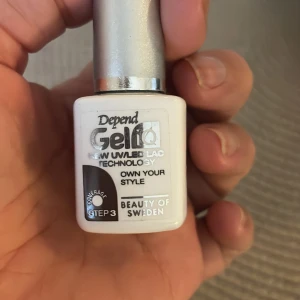 Depend Gel iQ UV/LED-lack - Depend Gel iQ UV/LED-lack i vit flaska med silverfärgat lock. Perfekt för dig som vill ha salongskänsla hemma och skapa snygga naglar med lång hållbarhet. Steg 3 i serien, Beauty of Sweden. Passar till gelmanikyr.  Använd 1 gång! 