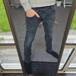 Replay Jeans - Snygga svarta Replay jeans i storlek 32/32.