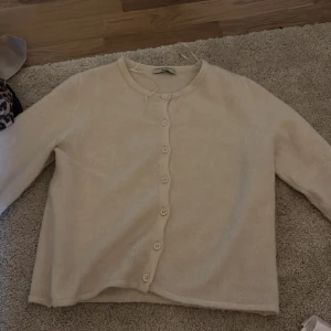Stickad tröja med knappar från Gina premium quality - Jag snygg tröja i cream färg i storlek S 