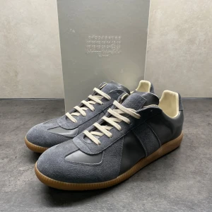 Maison Margiela Gats - Ett par riktigt stiliga Maison Margiela Gats i storlek 43. skicket på skorna är 10/10. Inga defekter alls på skorna och är dem är använda fåtal gånger under sommaren. Box och skopåsar medföljer. Priset kan självklart diskuteras. Skriv vid minsta fundering!😊