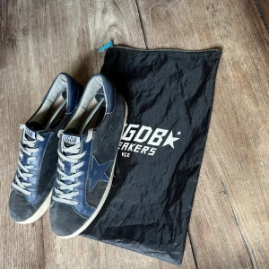 Golden Goose  - Ett par sköna blåa Golden Goose skor storlek 43. Perfekt i storlek och jättesköna. Säljer extremt billigt! Tveka inte att höra av dig😍 Påsen följer ej med!