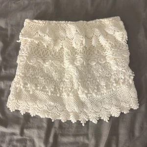 Vit tub top  - Vit tub topp med spets detaljer på framsidan 