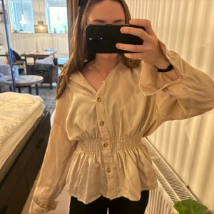 Rosa/beige blus - Använd några gånger men är i bra skick. S/M i storlek