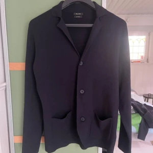 Massimo dutti cardigan  - Massimo dutti cardigan / kavaj i kashmir blend. Storlek medium, knappt använd. Väldigt sällsynt säljs inte längre 