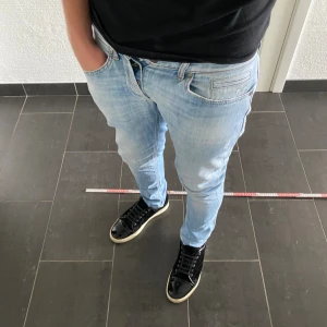 Dondup jeans George  - Dondup George Jeans! Trendigaste jeansen på marknaden med perfekt passform. Midjemått ca 40 cm och ytterbenslängd ca 100 cm. Skick = 9,5/10 Nypris = 4000 kr 💸 Säljs för = 899 kr