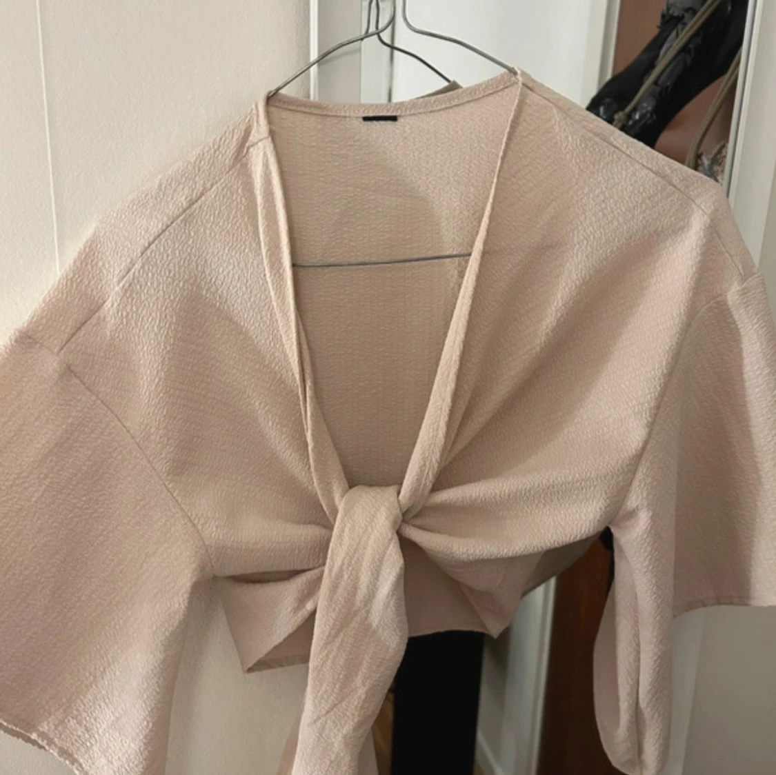 Beige croppad knytblus med vida ärmar - 2