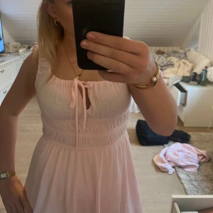 Ljusrosa klänning från lager  - kläning från lager i stl S, aldrig änvänt utan  bara testat. säljer för att den inte kommer till användning💕 