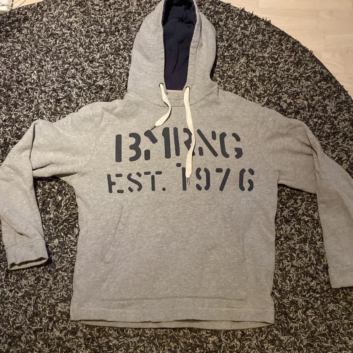 Grå hoodie från Boomerang med tryck