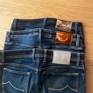 3 st Jacob Cohen jeans blå, storlek 33 - Säljer 3 par snygga blå jeans från Jacob Cohen i storlek 33. Jeansen har klassisk femficksdesign, kontrastsömmar och coola detaljer som mönstrat innerfoder och exklusiva läderpatches bak. Materialet är mjukt jeans med lätt tvättad look och knäppning fram. Vid intresse kan jag skicka bilder på alla jeansen separat. Säljer helst alla i ett paket.