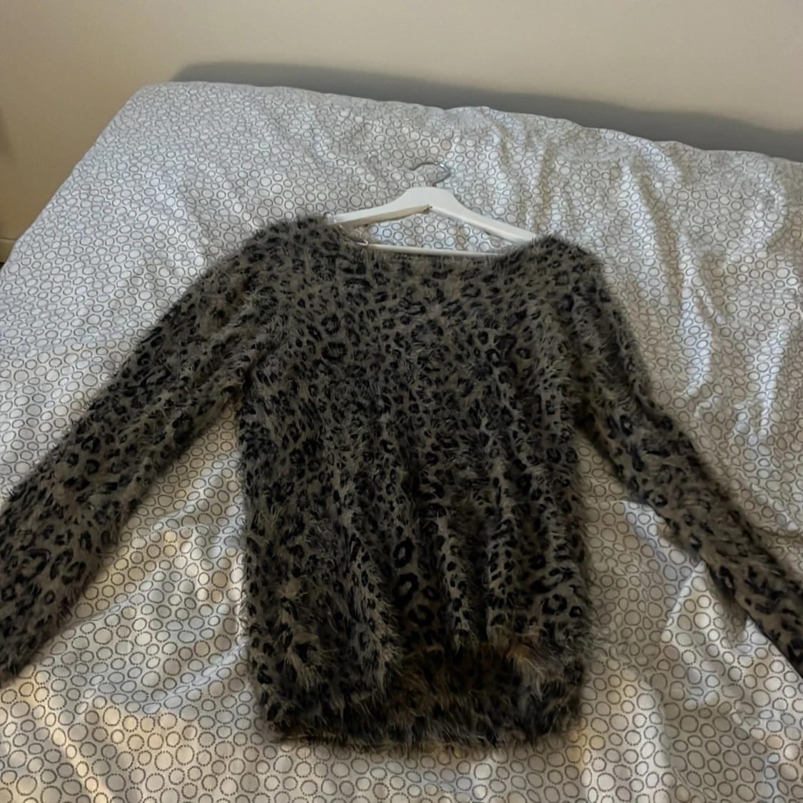 Leopardmönstrad fluffig tröja