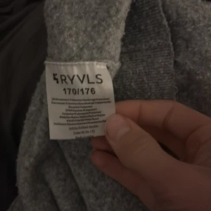  hoodie Rvls  - En snygg hoodie som är typ som en merinoull hoodie men vet inte vad det är för material den är lite nopprig med det går nog bort annars är det jätte fint skick storlek 170-176 men jag är 185 och passar mig 