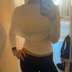 Vit cape top Ginatricot XS - Säljer en vit cape top från Gina i storlek XS. Helt oanvänd med lappen kvar, säljer då jag inte tyckte den va min stil