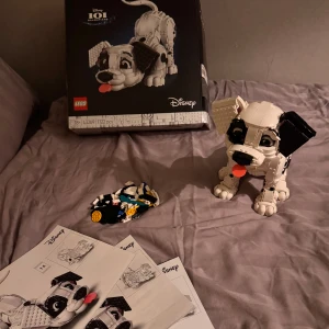 LEGO Disney 101 Dalmatiner 43269 - Byggsats av Disney 101 Dalmatiner, modell 43269 med 1722 bitar. Säljs med originalkartong och instruktioner. Figuren är färdigbyggd och ser ut att vara i mycket gott skick, inga synliga defekter eller slitage. Perfekt för samlare och LEGO-entusiaster.