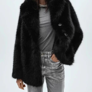 Svart pälsjacka - Jackan är köpt från Mango i November förra året, använd vid 3-4 kortare tillfällen, i princip nyskick! Supervarm och mjuk fin fejkpäls. Ordinarie pris var 1499:- 