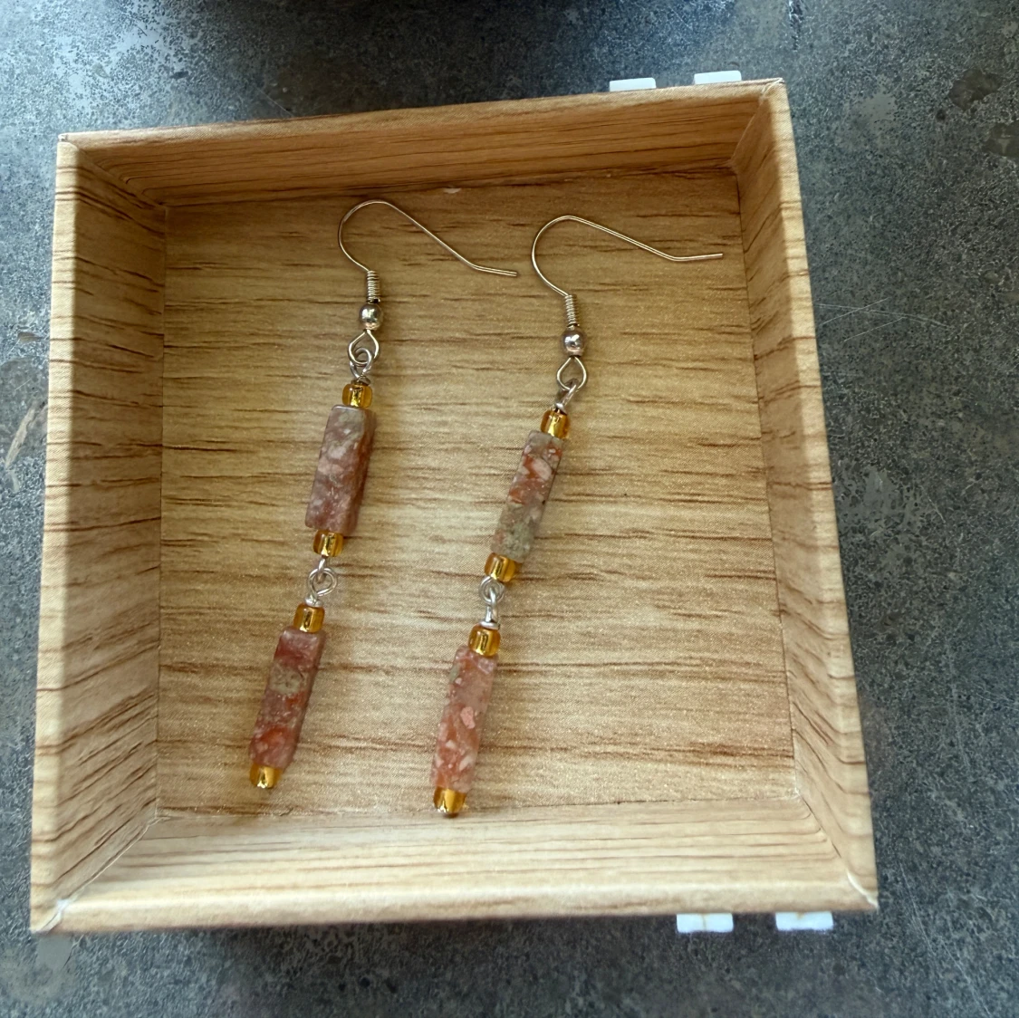 Nya Långa örhängen med naturstenpärlor  - 1