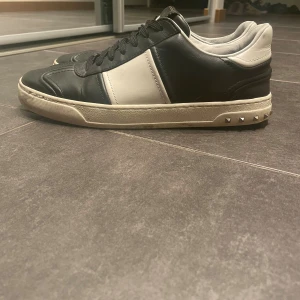 Valentino Fly Crews (passar 42) - Ett par riktigt fräscha fly crews i storlek 41 men passar 42. Skorna har använda ett fåtal gånger och därför de säljs. Alla nitar finns kvar och det är i ett väldigt bra skick. En liten defekt på sulan men inget man märker av eller något man ser.         Boxen samt dust bag får du med! 