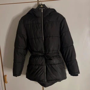 Fin jacka från Nelly  - Super fin jacka som är bra nu till vintern eller till hösten som börjar bli riktigt kyligt🥶Jackan är bekväm och varm och den är lite längre där bak än fram. Om ni önskar fler bilder så finns det !    Jackan är stor i storlek det är en 32 men istället för 32 är det 36 skulle jag säga för att jag vanligtvis brukar ha storlek 36!