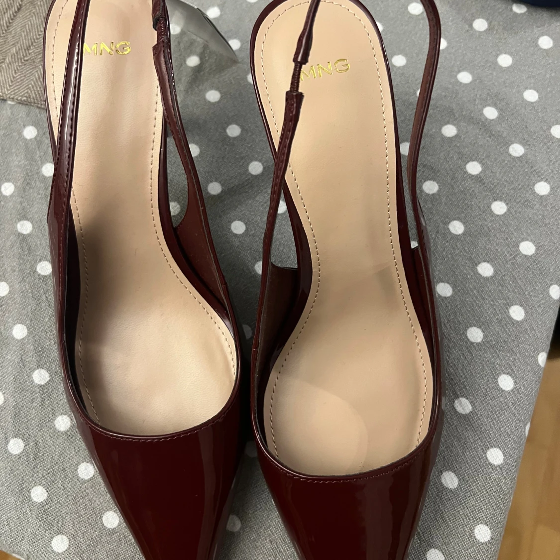 Vinröda pumps med klack från Mango