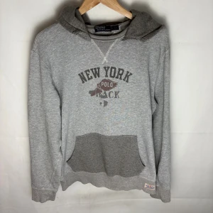 Ralph Lauren hoodie  - Modellen är 185. Storlek L passar M