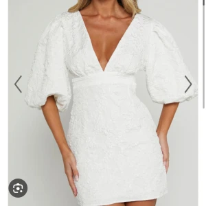 Vit klänning med puffärmar - Säljer min såå fina klänning från Showpo. Använde min på studenten och var super nöjd. ☺️ Är i mycket bra skick då den endast användes en gång. Pris kan diskuteras! 🥰skriv för fler bilder! 