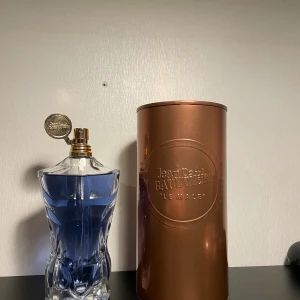 JPG le male essance de parfum, sample  - Jean Paul Gaultier Le Male Essence de parfum, 30ml decant. Det är en orientalisk och träig herrdoft som kombinerar klassiska inslag som lavendel med en ny twist av kardemumma, läder och vanilj. Det är en väldigt unik och mjuk doft, perfekt för kvällar eller kallare årstider. Parfymen är limited edition och såldes på eBay för 3120kr🤯därför kan SignatureScents ge dig de fantastiska priserna på denna underbar doft: [2ml för 45kr] [5ml för 90kr] [10ml för 160kr] [30ml för 510kr]