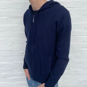 Kashmir zip hoodie - Sjukt snygg mörkblå kashmir zip hoodie i storlek XS!🌟 Endast testad, aldrig använd! Modellen är 172 lång. Hör av dig vid intresse eller minsta fundering🙏