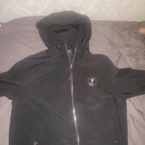 Trapstar windbrekar - En helt svart trapstar Windbrekar 1-2 veckor gammal använd 1 gång 