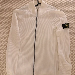 Vit stickad kofta från Stone Island - Säljer min Stone island som är i storlek L och i väldigt bra skick. Nypris på denna är ungefär 2999kr Säljer idag för 1100 kr Hör gärna av er för mer info!