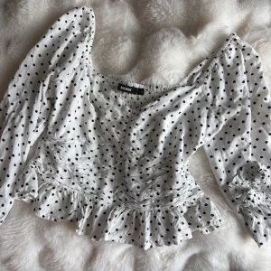 Prickig topp - Super söt vit topp med svarta prickar! Har trekvartärm o fina detaljer💕