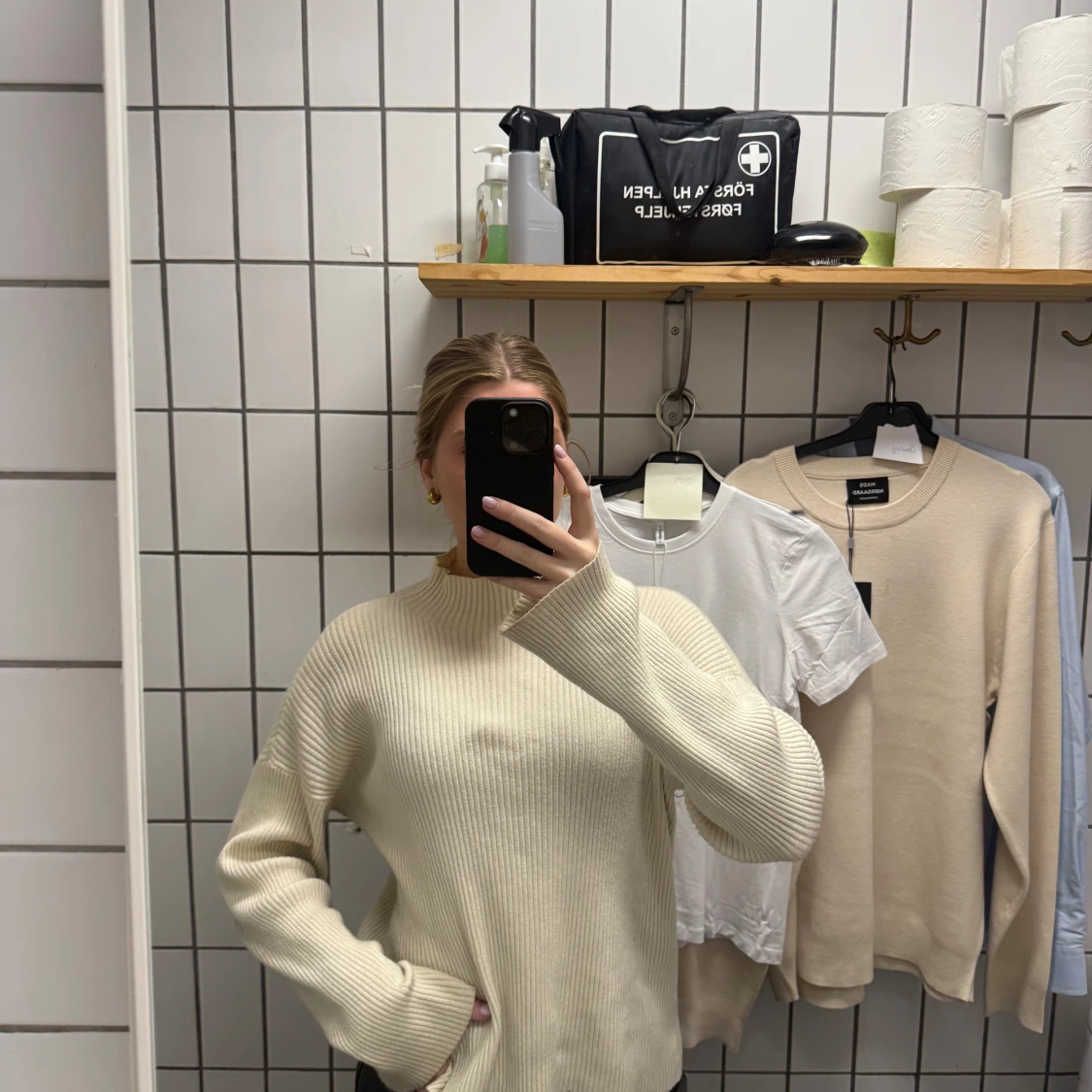 Beige ribbstickad tröja med vida ärmar - 1