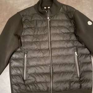 Svart cardigan från Moncler - Svart cardigan från moncler