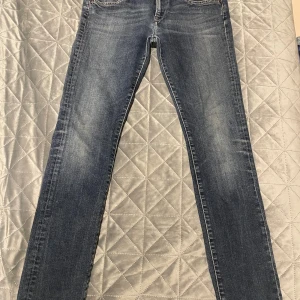Blå skinny jeans från Pepe Jeans - Snygga blå jeans från Pepe Jeans London i klassisk tvätt med lätt slitning. Modellen är skinny med normal passform och raka ben. Materialet är 98% bomull och 2% elastan för skön stretch. Perfekt för dig som gillar stilrena och bekväma jeans.
