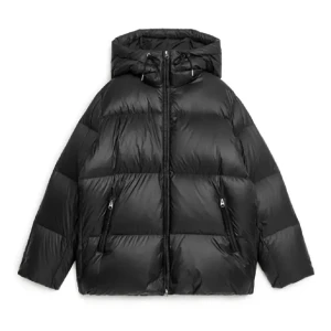 Svart pufferjacka med huva - Säljer min svarta dunjacka från Arket, använd under en vinter och är i bra skick. Nypris 2000kr och den är i storlek Xs/S 