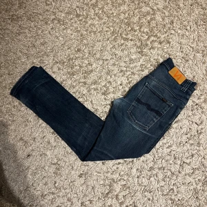 Nudie jeans slim fit herr mörkblåa - Nudie jeans slim fit. Bra skick, förutom lite slitna i grenen. Storlek w32 sitter nog lite mindre, postas antigen samma dag som köp eller dagen därpå🙌💯 