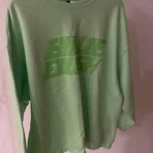 Billie Eilish sweatshirt  - Linegrön sweatshirt med tryck från HM x Billie Eilish. Aldrig använd, skriv för fler bilder!