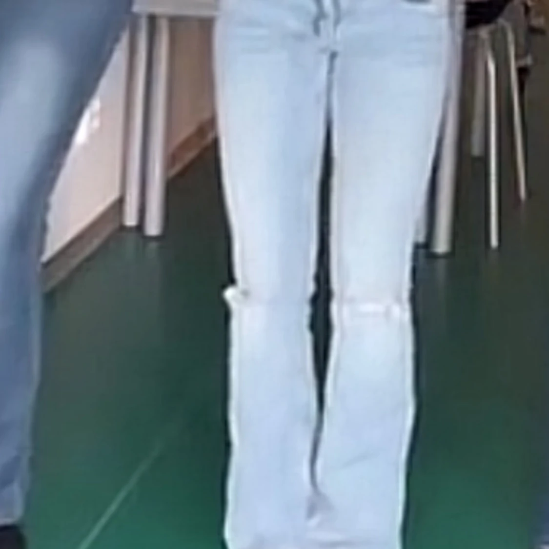 Ljusblå bootcut jeans med hål på knäna  - 1