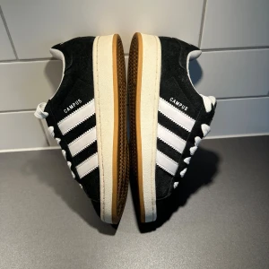 Adidas Campus svarta sneakers - Adidas Campus 00s. Endast använda en gång ute, i nyskick. I storleken 42