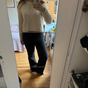 Beige stickad tröja från ONLY - Supermysig beige stickad tröja från ONLY med grov stickad struktur. Tröjan har rund halsringning och långa ärmar, perfekt för kallare höst och vinterdagar. Tröjan har en maska på ena ärmen men är i övrigt sparsamt använd och i bra skick! (Se bild 3) ⭐️⭐️