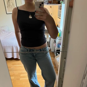 Mörkgrå festtopp från Gina Tricot - Mörkgrå stilren linnetopp från Gina Tricot i storlek S. Toppen har smala axelband och rak halsringning, vilket ger en clean och modern look. Materialet är mjukt och stretchigt, perfekt att klä upp till fest! Toppen är använd ca 3 gånger och är i nyskick! 🩵🩶