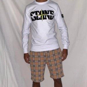 Stone Island tröja XS vit - Helt ny. Fin replika med grym kvalitet. Modellen är 175cm lång Bär storlek XS på bilden. Normal i passformen. Pris: 699kr. Först till kvarn som gäller.