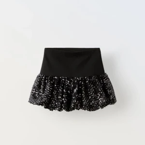 Svart paljettkjol från Zara - Supersnygg svart kortkjol från Zara med glittriga paljetter över hela kjolen. Kjolen har en bred midjeresår och volangig nederdel som ger en riktigt festlig vibe. Perfekt till nyår och andra festliga tillfällen 🥹😇 Endast använd ett fåtal gånger 😇 Storlek 152 men skulle säga att den passar XXS-XS också ❣️Säljs ej längre och är mycket eftertraktad ❣️