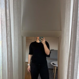 Svart stickad tröja med kort ärm - En svart stickad tröja med rund hals och korta ärmar. Skulle säga att den passar en stl S också även fast den är M. Djur och rökfritt hem. 