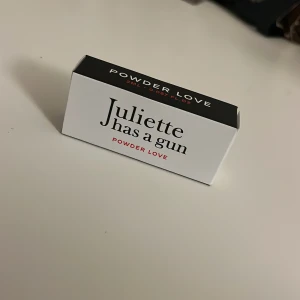 Juliette Has a Gun Powder Love - Upptäck Powder Love i smidig 2 ml spray. Perfekt storlek för att testa något nytt eller ta med på språng. Snygg och modern design som sticker ut i mängden.